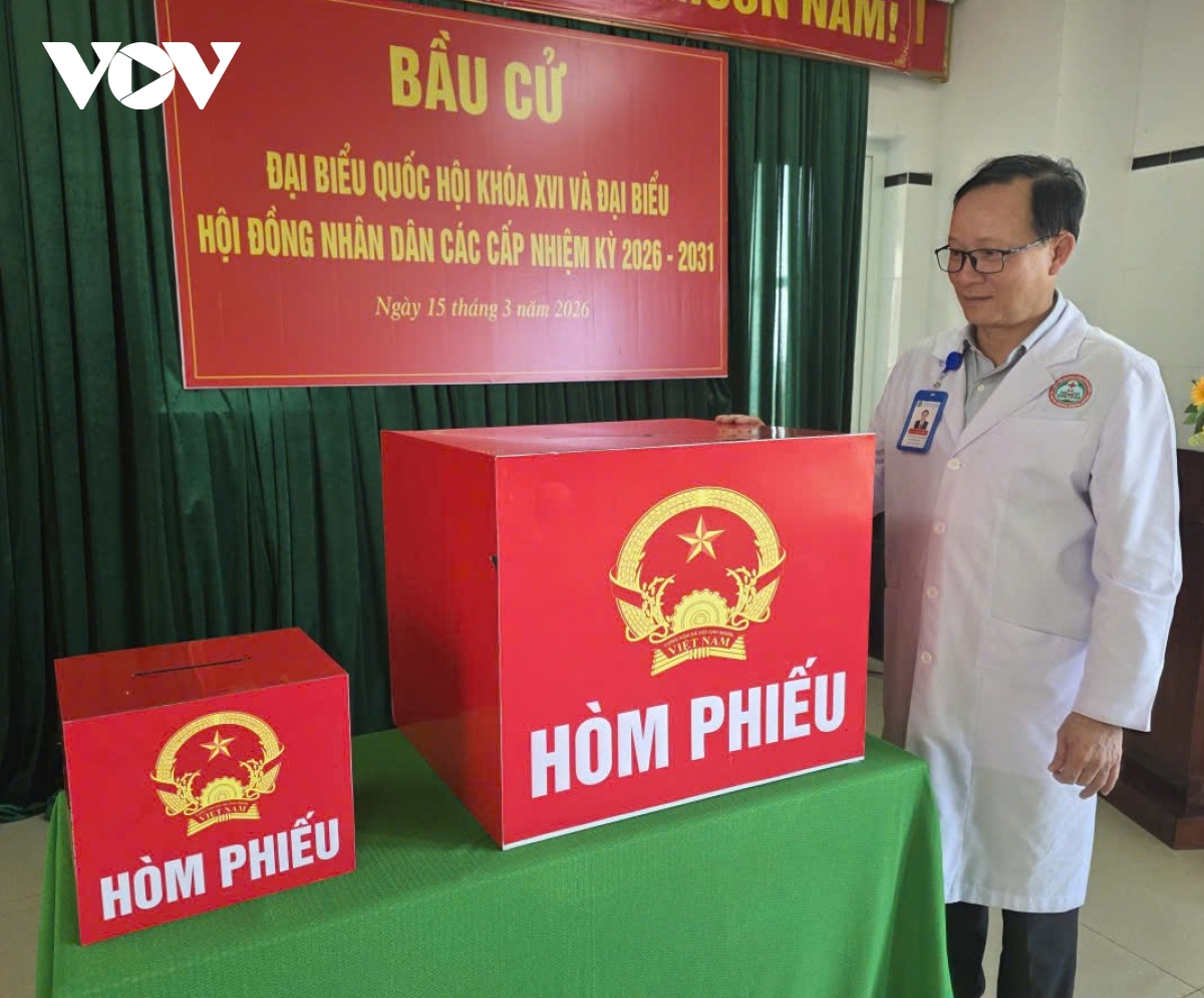 Mang hòm phiếu bầu cử tới tận giường bệnh